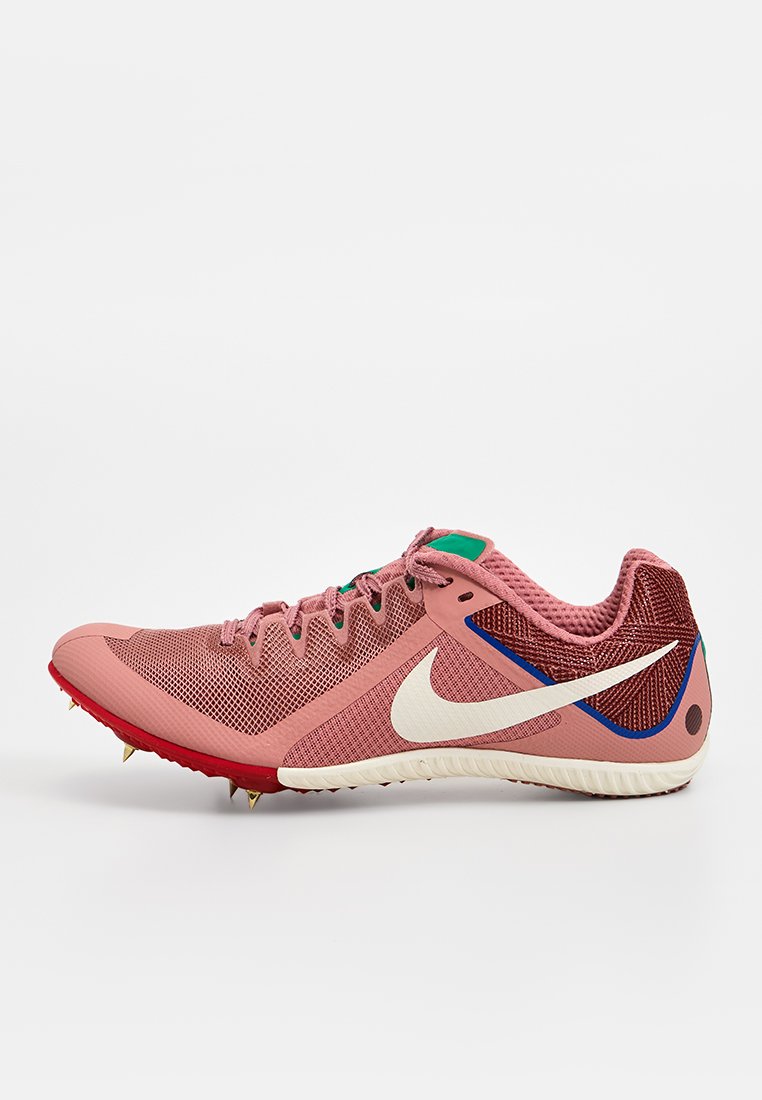 Pinker Sportschuh mit Mesh-Obermaterial, rundem Zehenbereich, weißem Nike-Swoosh und roter Sohle. Verfügt über Akzente in Blau und Grün.