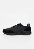 Schwarzer Schnürsneaker mit Wildleder- und synthetischen Einsätzen, gepolsterter Sohle und gepolstertem Kragen, seitlich auf weißem Hintergrund gezeigt.