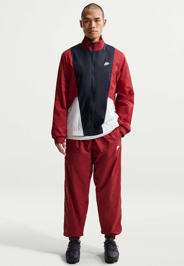 Nike Sportswear M NK CLUB WVN TRK SUIT SET - Tracksuit - team crimson white obsidian white