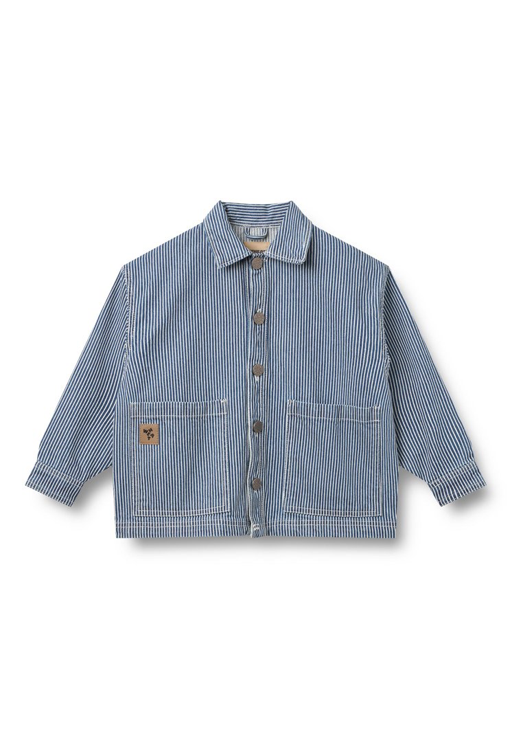 Blau-weiß gestreifte Jacke, kurz geschnittenes Design, Knopfleiste vorne, zwei große Vordertaschen, braune Knöpfe, Etikett an der linken Tasche. Twillgewebe mit Struktur.