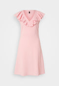 Rosa Kleid mit V-Ausschnitt und Rüsche an den Schultern, aus leichtem Stoff gefertigt. Der ausgestellte Rock endet über dem Knie mit einer strukturierten Oberfläche.
