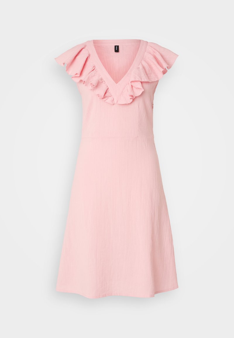 Rosa Kleid mit V-Ausschnitt und Rüsche an den Schultern, aus leichtem Stoff gefertigt. Der ausgestellte Rock endet über dem Knie mit einer strukturierten Oberfläche.