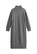 Graues Strickkleid mit hohem Rippkragen, langen Ärmeln und gerippten Bündchen, das einen lässigen Schnitt und eine mittelange Gestaltung bietet.