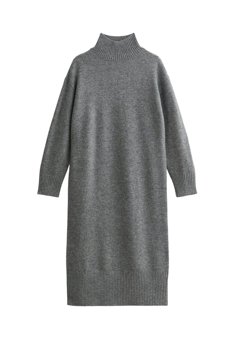 Graues Strickkleid mit hohem Rippkragen, langen Ärmeln und gerippten Bündchen, das einen lässigen Schnitt und eine mittelange Gestaltung bietet.