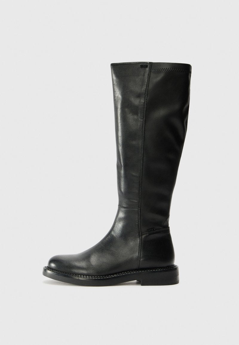 Schwarzer Lederstiefel in Knielänge mit runder Spitze, glatter Textur, minimalistischer Gestaltung und flachem Absatz. Verfügt über dezente Nahtakzente.