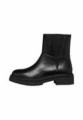 Schwarze Leder Stiefelette mit elastischen Seitenpaneelen, runder Zehenform, dickem Profilsohle und glatter Textur. Minimalistisches Design und robuste Konstruktion.