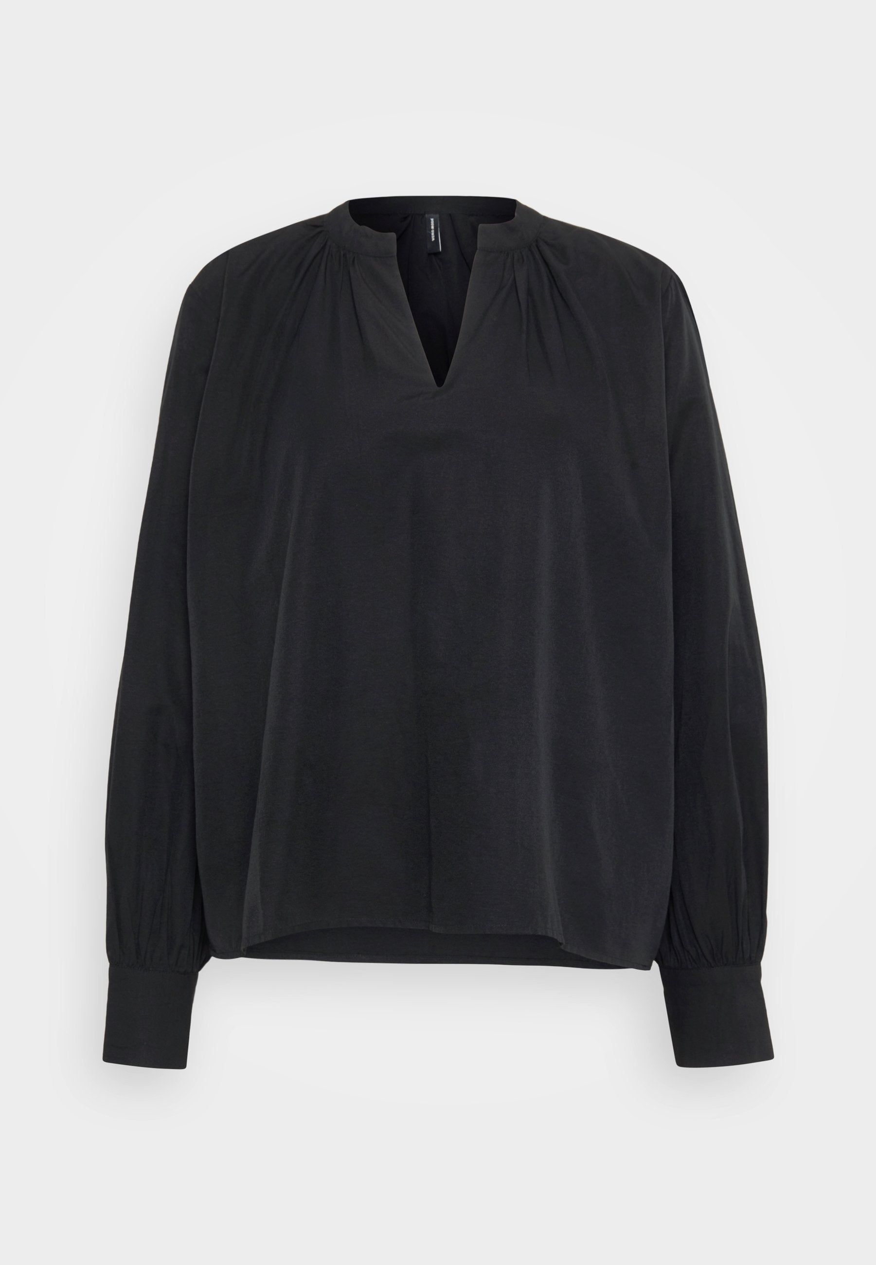 Schwarze Bluse mit langen Ärmeln und V-Ausschnitt, gerafften Details an den Schultern und taillierten Manschetten. Weicher Stoff mit glatter Textur.