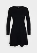Schwarzes geripptes Kleid mit langen Ärmeln, rundem Ausschnitt und schwingendem Rock. Verfügt über Knöpfe an den Ärmelsäufen für zusätzlichen Detail.