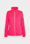 Fleecejacke in leuchtendem Pink mit hohem Kragen, Frontreißverschluss und Reißverschlusstasche am linken Arm. Glatte Textur, taillierte Passform.