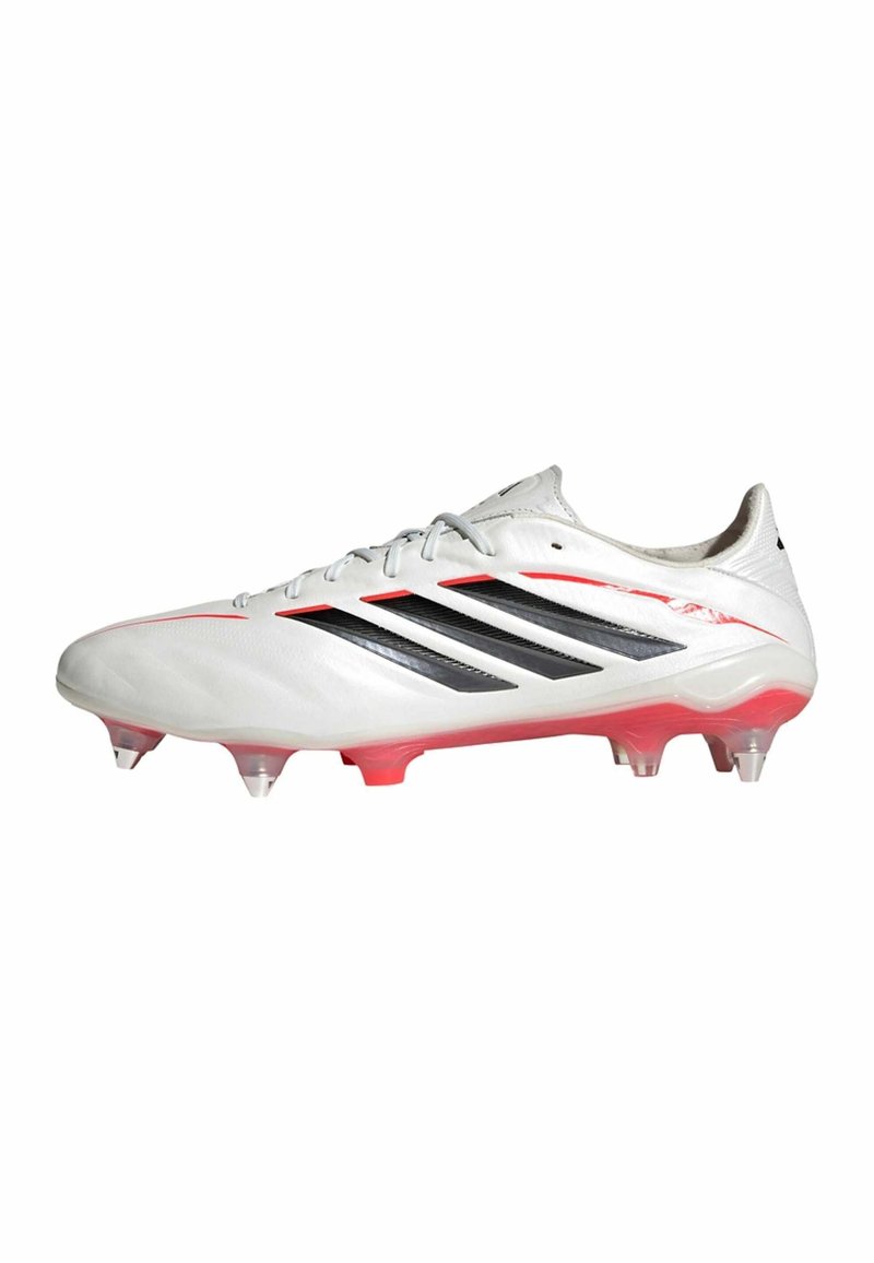 Texturierter weißer Fußballschuh mit schwarzen Streifen, roten Akzenten und konischen Stollen. Das Design zeichnet sich durch eine stromlinienförmige Form für hohe Leistung aus.