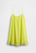 Limettengrünes Trägerkleid mit dünnen Trägern, strukturiertem Stoff, elastischem Oberteil und gezacktem Spitzenabschluss mit Blumenstickerei.