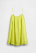 Limettengrünes Trägerkleid mit dünnen Trägern, strukturiertem Stoff, elastischem Oberteil und gezacktem Spitzenabschluss mit Blumenstickerei.