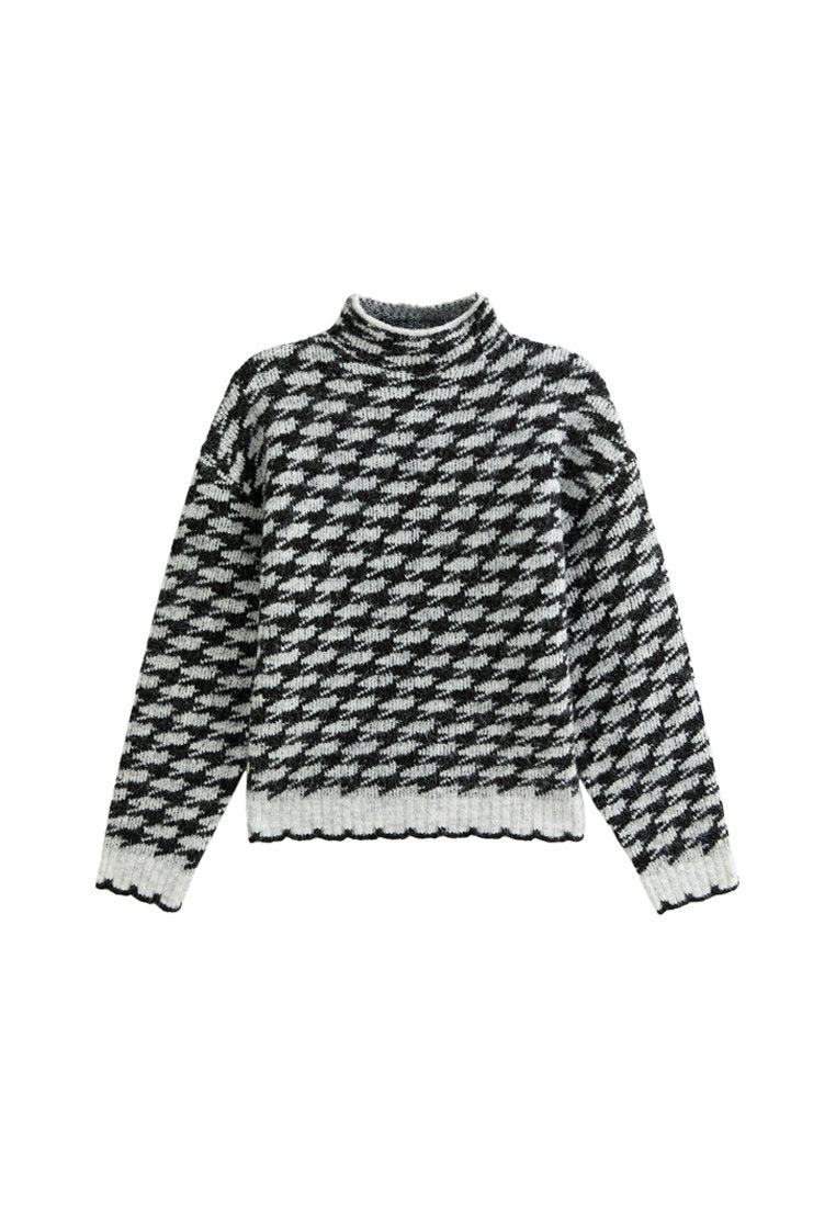 Schwarzer und weißer gestrickter Pullover mit hohem Kragen, der ein Hahnentritt-Muster, gerippte Bündchen und einen gewellten Saum aufweist.