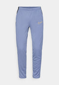 Helle blaue Sporthose aus weichem Stoff, mit schwarzen Seitenstreifen, einem elastischen Bund und einem gelben Nike-Logo am linken Oberschenkel.