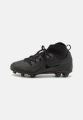 Schwarzer Fußballschuh mit einem glatten Leder-Obermaterial, strukturierten Details, Schnürung vorne und Gummistollen für Grip. Verfügt über ein hohes Knögeldesign.