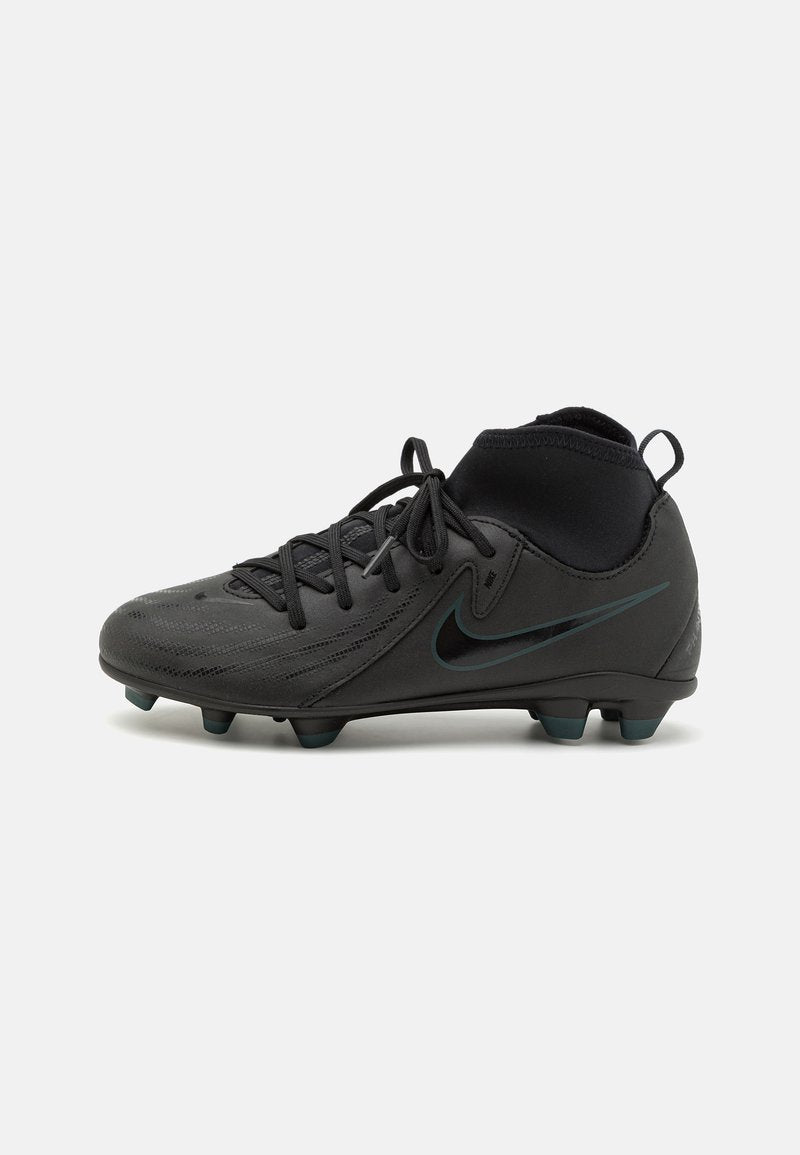 Schwarzer Fußballschuh mit einem glatten Leder-Obermaterial, strukturierten Details, Schnürung vorne und Gummistollen für Grip. Verfügt über ein hohes Knögeldesign.