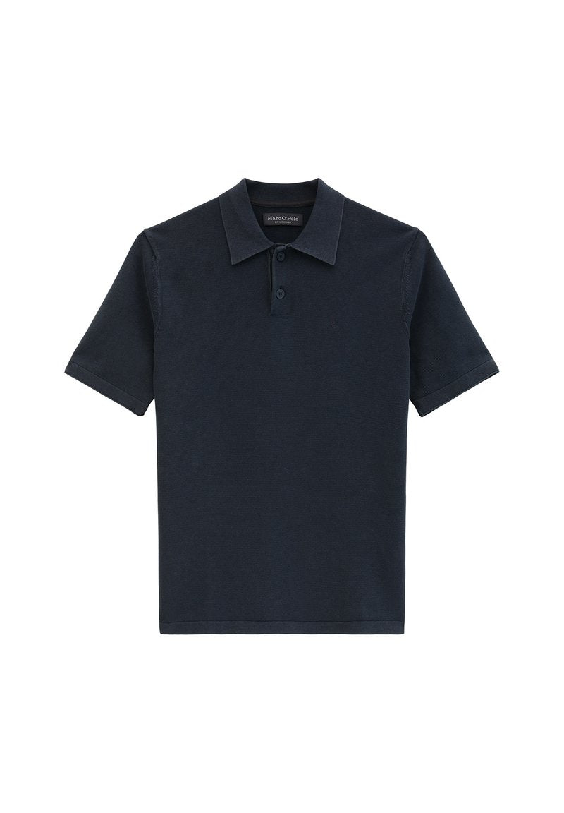 Dunkelmarineblaues Poloshirt mit kurzen Ärmeln, Zweiknopf-Leiste und klassischem Kragen, flach auf weißem Hintergrund liegend.