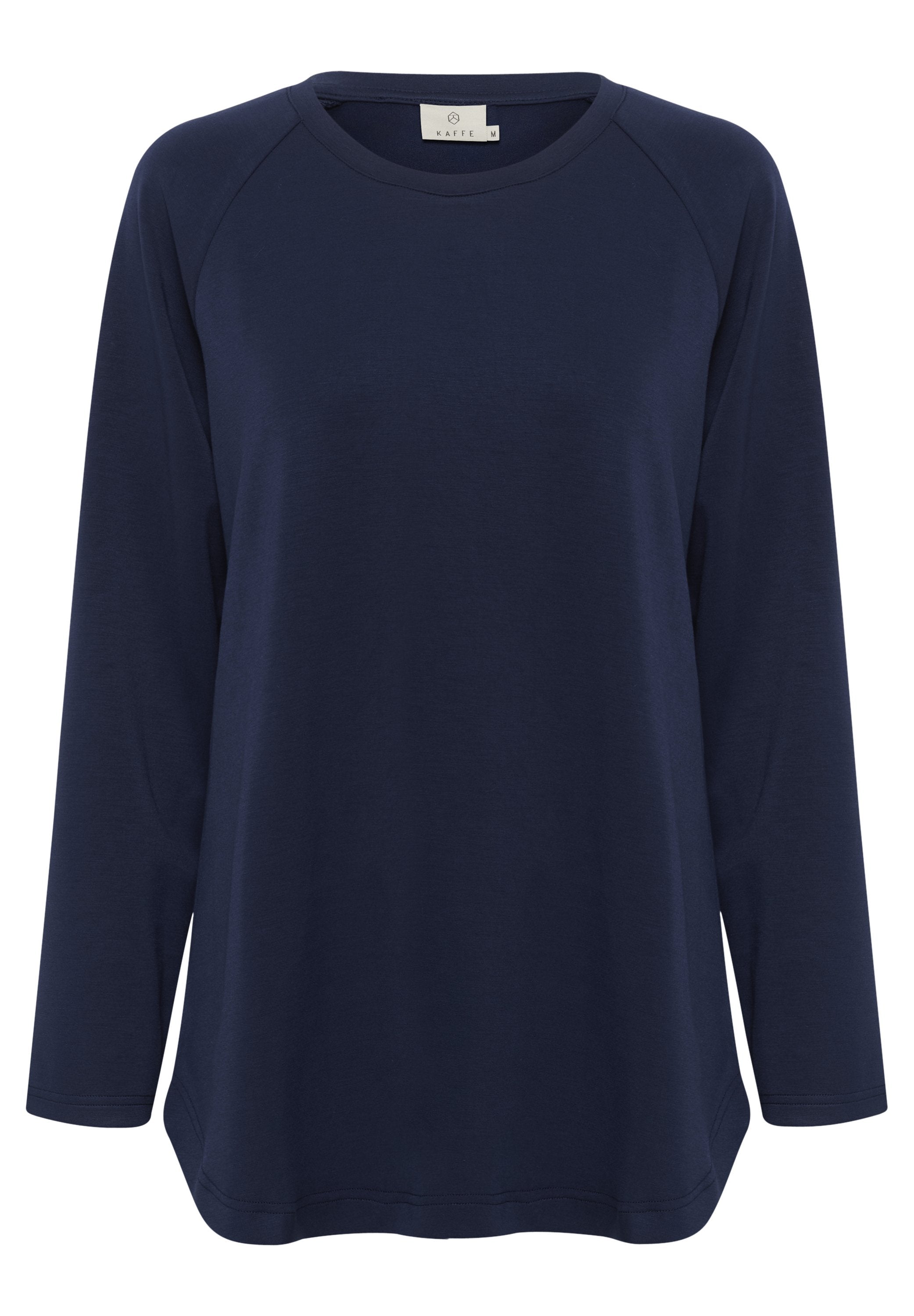 Marineblaues Langarmshirt mit rundem Halsausschnitt, Raglanärmeln und lockerem Schnitt. Weiche, glatte Textur; keine sichtbaren Muster oder Beschläge.