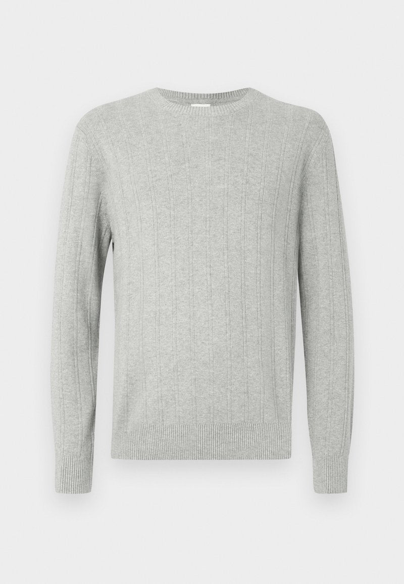Hellgrauer gestrickter Pullover mit gerippter Textur, Rundhalsausschnitt und langen Ärmeln. Einfaches Design, das einen geraden Saum und ein strapazierfähiges Material aufweist.