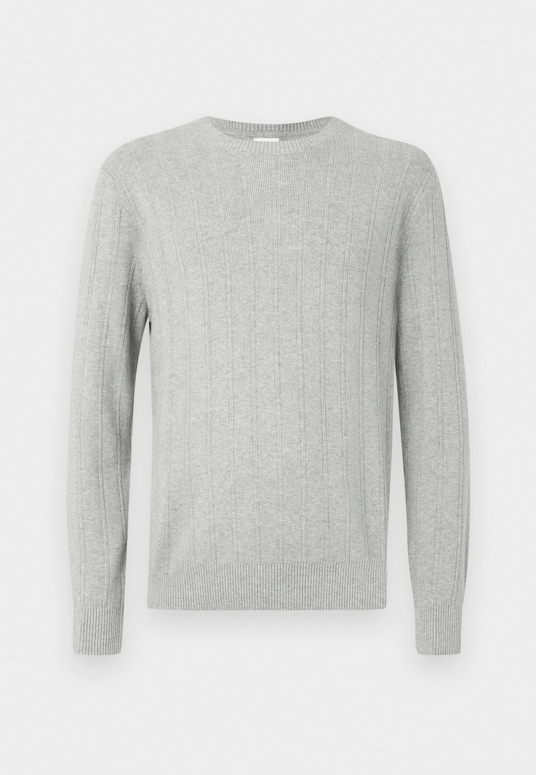 Hellgrauer gestrickter Pullover mit gerippter Textur, Rundhalsausschnitt und langen Ärmeln. Einfaches Design, das einen geraden Saum und ein strapazierfähiges Material aufweist.