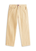 Beige strukturierte Hose mit geradem Bein, vorne und hinten Taschen sowie einem kleinen Tommy Hilfiger Logo auf der vorderen rechten Tasche.