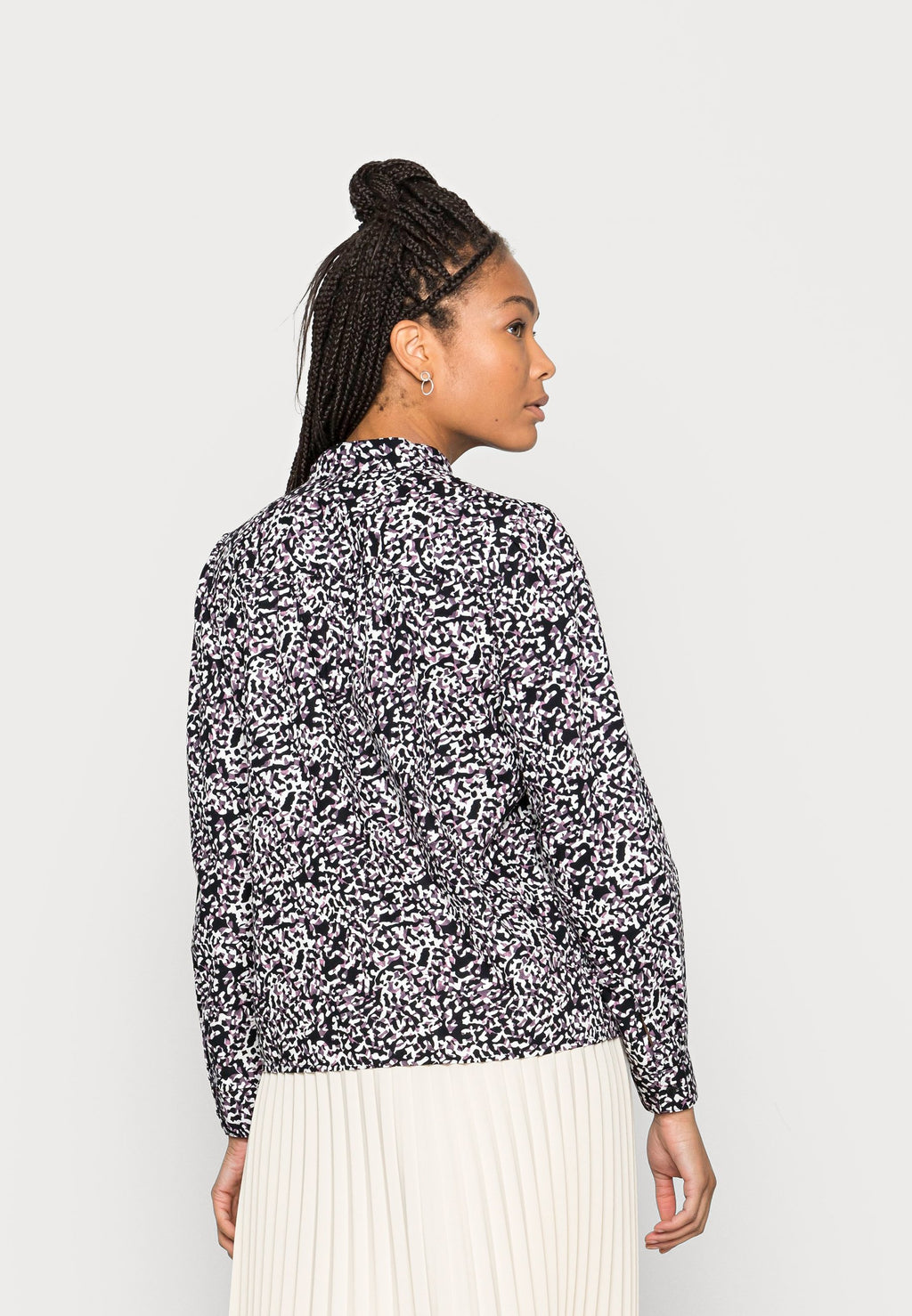 BLOUSE Media 4