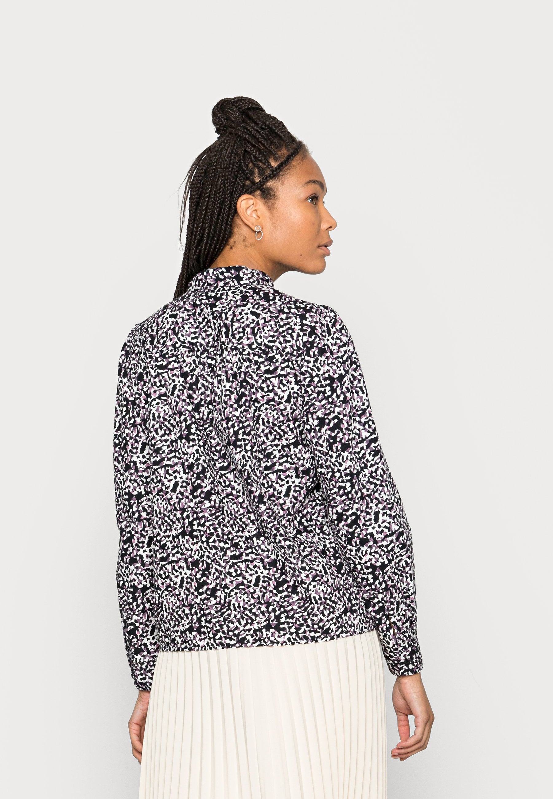 BLOUSE Media 4