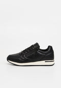 Schwarze Sneaker mit einem strukturierten, Schlangenleder-Obermaterial, traditioneller Schnürung und einer kontrastierenden weißen Sohle mit einem schwarzen Akzentstreifen.