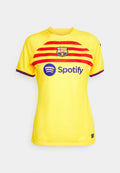 Gelbes Fußballtrikot mit roten und goldenen Streifen, verziert mit dem FC Barcelona-Wappen und einem Spotify-Logo. Kurze Ärmel und runder Halsausschnitt.