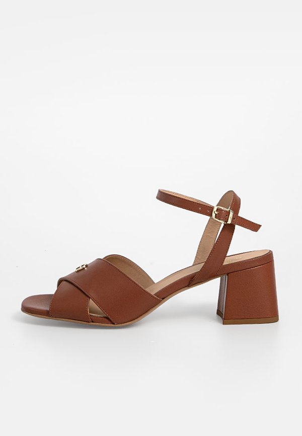 AIGNER COURTNEY