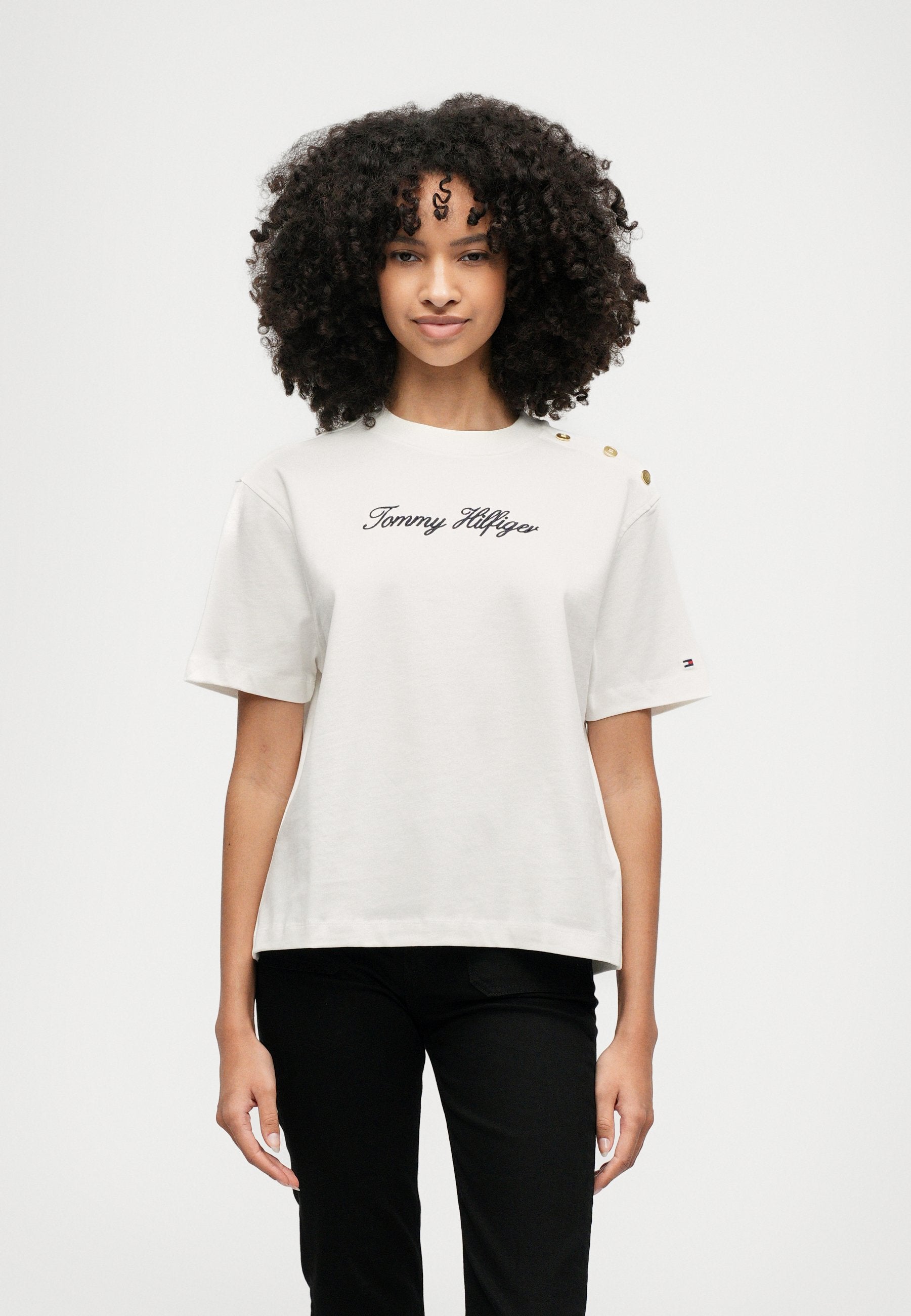 GOLD-TONE BUTTON LOGO EMBROIDERY RELAXED T-SHIRT Media 3