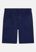 Marineblaue Shorts aus Baumwollstoff, mit einem Knopfverschluss, zwei Vordertaschen und einem geraden Saum. Glatte Textur mit minimaler Gestaltung.