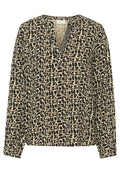 Langärmlige Bluse in Beige mit einem schwarzen abstrakten Muster, mit V-Ausschnitt und strukturierten Akzenten entlang des Ausschnitts.