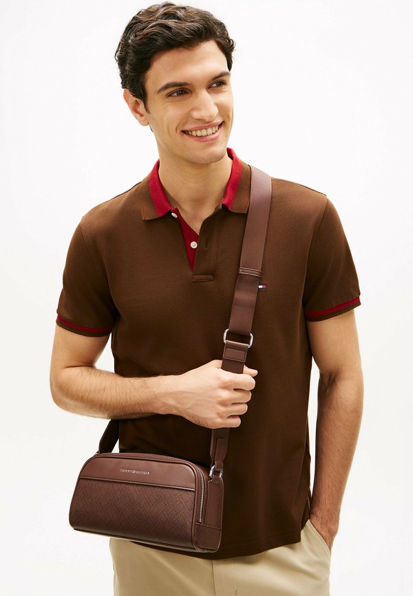 Tommy Hilfiger EMBOSSED FLAG CROSSBODY CAMERA BAG - Camera bag - coffee bean