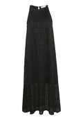 Schwarzes ärmelloses Kleid mit einem Spitzenmuster mit kreisförmigen Motiven, einem langen, fließenden Rock und einem Schlüsselloch-Detail im Rücken.