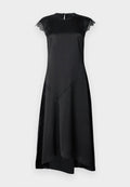 Schwarzes Kleid mit kurzen Kappenärmeln, glatter Satinoberfläche, tailliertem Oberteil, asymmetrischem Saum und zarten Spitzenakzenten an den Ärmeln.