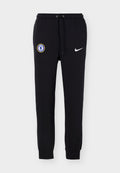 Schwarze Jogginghosen mit dem Logo des Chelsea Fußballvereins am linken Oberschenkel und weißem Nike-Swoosh am rechten Oberschenkel, elastischer Bund mit Kordelzug.