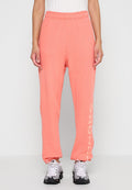 Korallefarbene Sweatpants aus weichem Stoff, mit einem elastischen Bund und schmal zulaufenden Beinen. "Only" in einer stilisierten Schriftart auf dem linken Bein gedruckt.