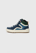 Hochschnitt-Sneaker aus Mischmaterialien in Marineblau, Grün und Creme. Verfügt über kontrastierende Akzente, strukturierte Stoffe und ein gemustertes Profil.