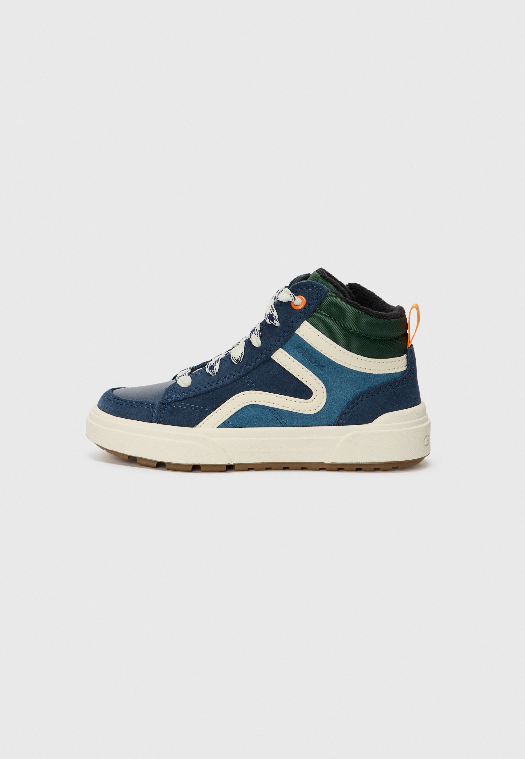 Hochschnitt-Sneaker aus Mischmaterialien in Marineblau, Grün und Creme. Verfügt über kontrastierende Akzente, strukturierte Stoffe und ein gemustertes Profil.