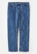 Blaue Jeans aus Denim mit einem gewellten hellblauen Muster, geradem Beinausschnitt, Knopfverschluss und gestickten Details an den Taschen.