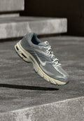 Nike Sportswear AIR MAX MOTO 2K UNISEX - Trainers - light smoke grey/sail/cool grey/coconut milk/metallic silver-coloured