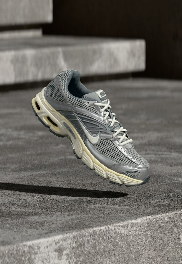 Nike Sportswear AIR MAX MOTO 2K UNISEX - Trainers - light smoke grey/sail/cool grey/coconut milk/metallic silver-coloured