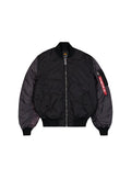 Schwarze Bomberjacke mitFrontreißverschluss, gerippten Bündchen, zwei Klapptaschen und einer Reißverschluss-Armtasche mit einem roten "Remove Before Flight"-Tag.