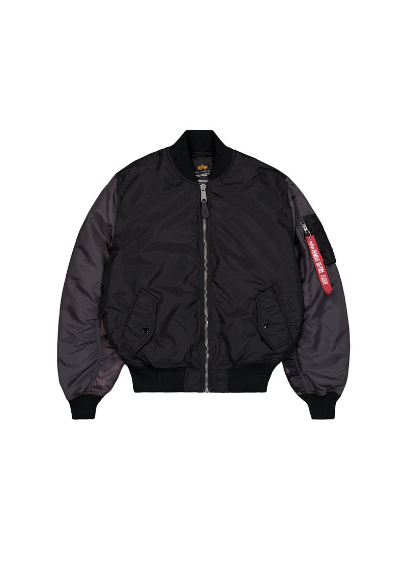 Schwarze Bomberjacke mitFrontreißverschluss, gerippten Bündchen, zwei Klapptaschen und einer Reißverschluss-Armtasche mit einem roten "Remove Before Flight"-Tag.