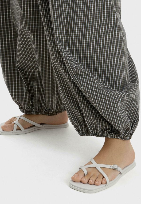 Bershka TOE RING -SANDALS - T-bar sandals - white