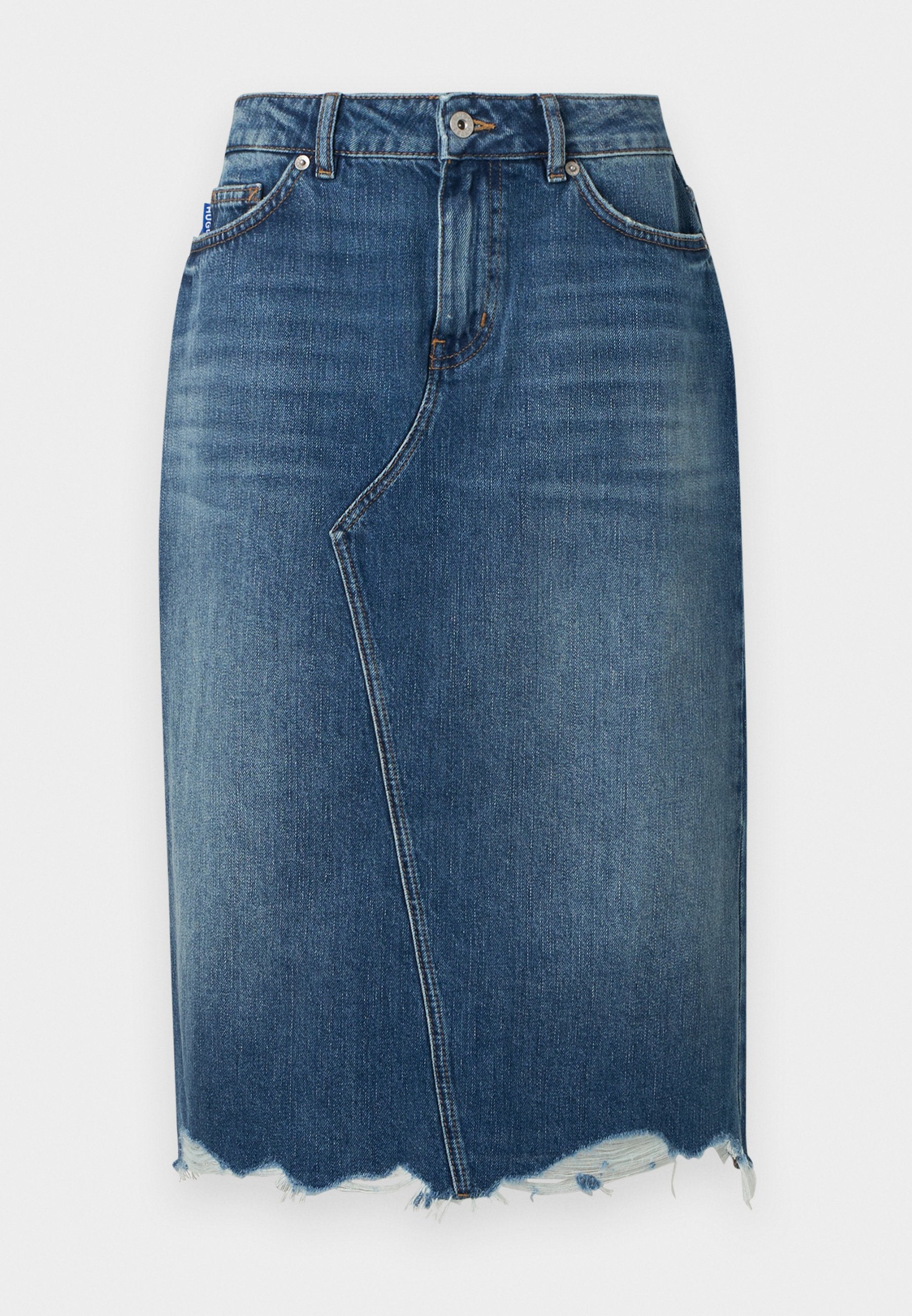 Blauer Jeans-Bleistiftrock mit asymmetrischer vorderer Naht, ausgefranstem Saum, Gürtelschlaufen und Vordertaschen.