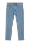 Hellblaue Jeans aus Denim mit geradem Bein, fünf Taschen und einem blauen Bundetikett. Der Stoff hat eine glatte Textur und weist nur minimale Verblassungen auf.