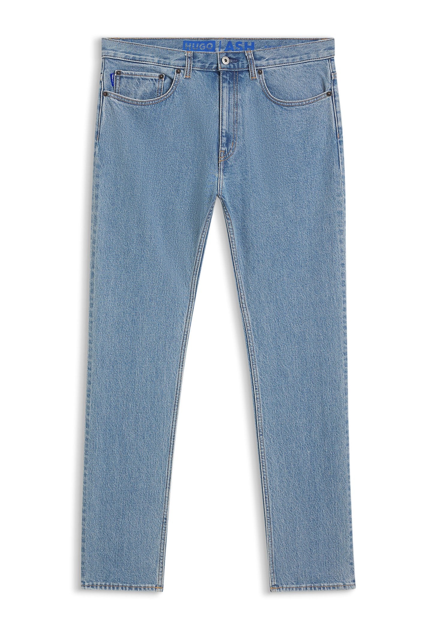 Hellblaue Jeans aus Denim mit geradem Bein, fünf Taschen und einem blauen Bundetikett. Der Stoff hat eine glatte Textur und weist nur minimale Verblassungen auf.