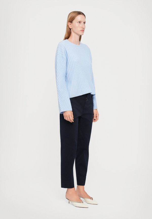 CLOSED CREW NECK